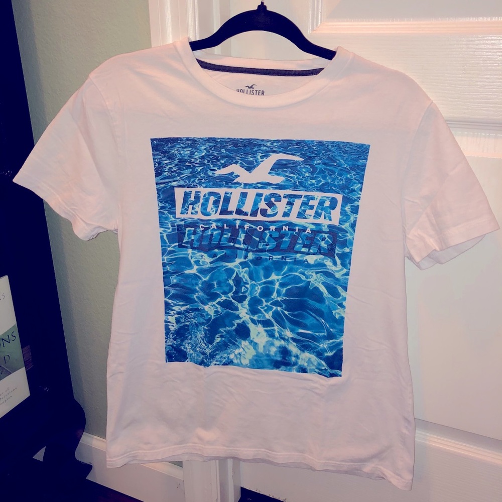 Hollister t-shirt in size medium
